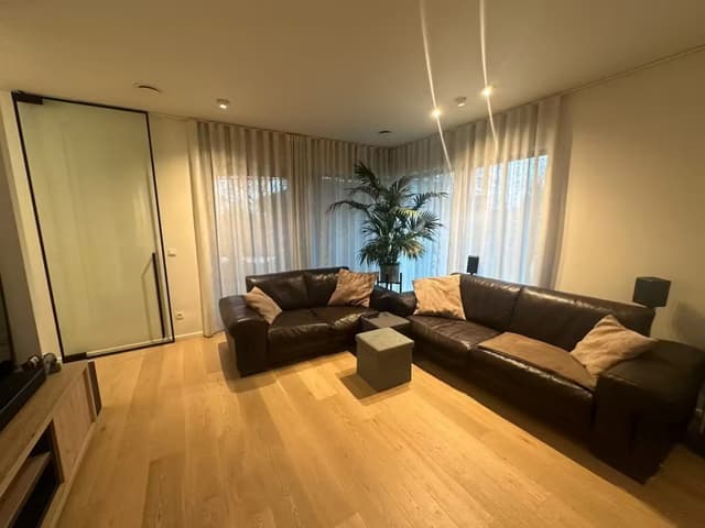 Modern appartement met staanplaats in parktuin