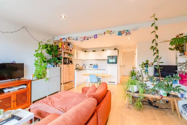 Instapklaar 2 slaapkamer appartement met terras en grote gemeenschappelijke tuin