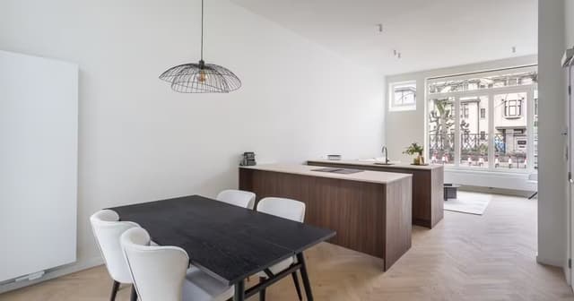 Hoogwaardig gerenoveerd appartement met terras op toplocatie