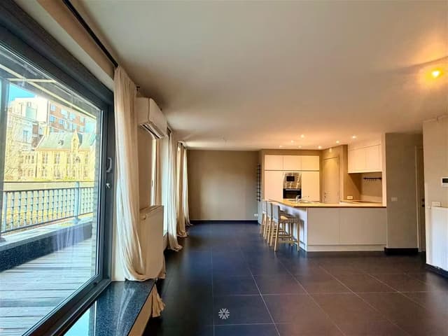 Lichtrijk tweeslaapkamer appartement met staanplaats in centrum Gent