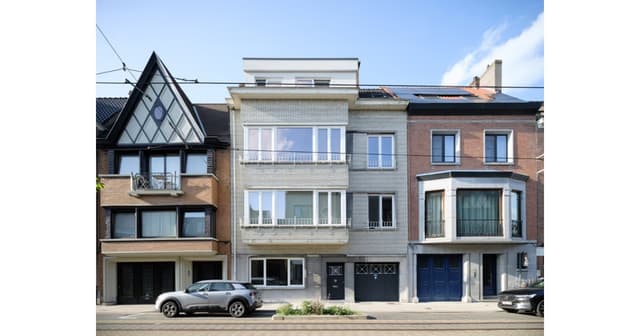 Ruim gelijkvloers tweeslaapkamer appartement met tuin